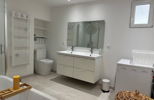 Lacoste Apartment | Renovated 100m2 apartment with panoramic view, 20m2 terrace, sleeps 6