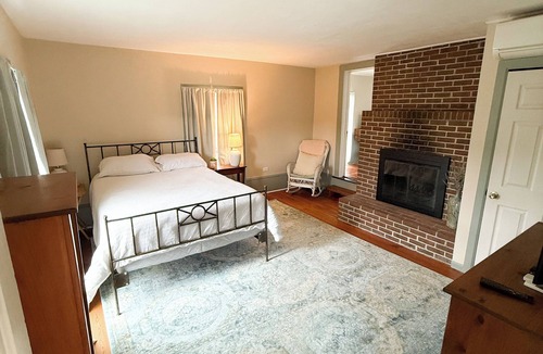 Hiwassee Other | Renovated 1900s Farmhouse on The New River!