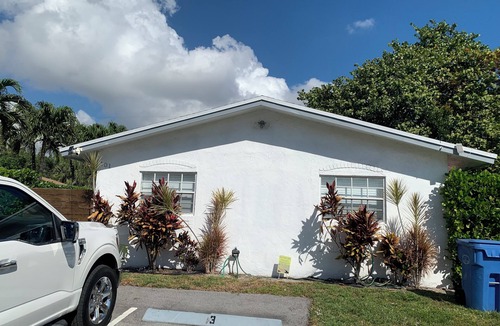 North Andrews Gardens Apartment | Renovated 2-bedroom/1 bath apartment Centrally located in Fort Lauderdale