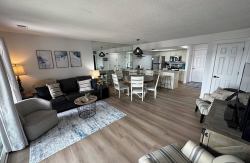 Kimberling City Condo | Renovated 2-bed/2-bath condo POOLSIDE & LAKEFRONT!