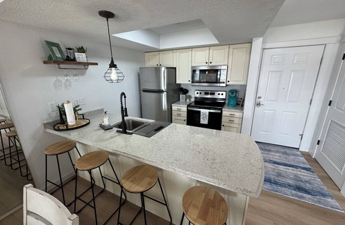 Kimberling City Condo | Renovated 2-bed/2-bath condo POOLSIDE & LAKEFRONT!