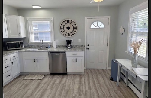 Northeast Virginia Beach House | Renovated 2 Bedroom, near VB Vibe district, Surf Park & Dome!
