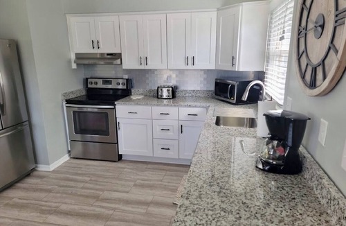 Northeast Virginia Beach House | Renovated 2 Bedroom, near VB Vibe district, Surf Park & Dome!