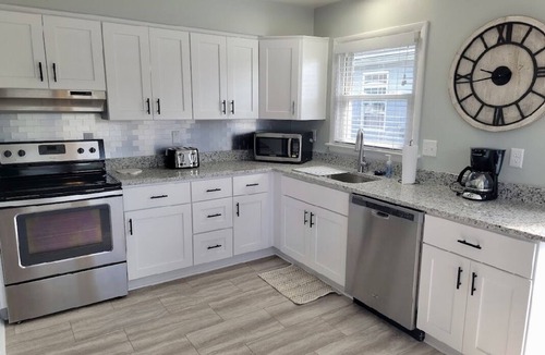 Northeast Virginia Beach House | Renovated 2 Bedroom, near VB Vibe district, Surf Park & Dome!