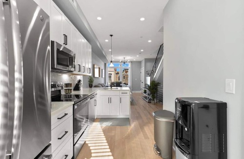 H Street Corridor Hotel | Renovated 2 Level flat+H street corridor+Parking