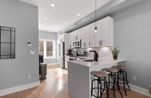 H Street Corridor Hotel | Renovated 2 Level flat+H street corridor+Parking