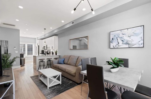 H Street Corridor Hotel | Renovated 2 Level flat+H street corridor+Parking