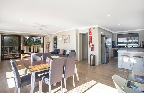 Umina Beach Apartment | Renovated 3 bed Unit with Views