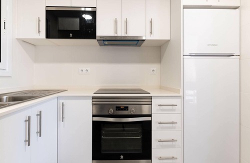 Torredembarra Apartment | Renovated 3-bedroom apartment near beach, air conditioning, parking