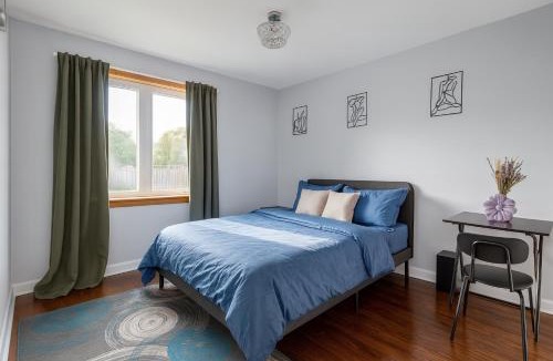 Jane and Finch House | Renovated 3 Bedroom Bungalow in North York with Backyard Patio and Volleyball - Near Rogers Stadium and TTC Subway - Great for Families, Groups & Work Stays!