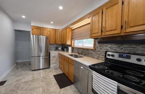 Jane and Finch House | Renovated 3 Bedroom Bungalow in North York with Backyard Patio and Volleyball - Near Rogers Stadium and TTC Subway - Great for Families, Groups & Work Stays!