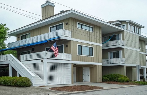 Wrightsville Beach House | Renovated 3 Bedroom TownHome in The Heart of Wrightsville Beach