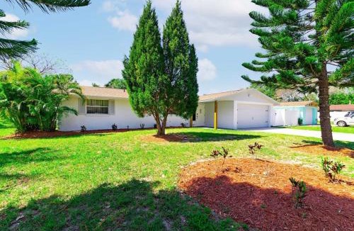 Apollo Beach House | Renovated 3B 2BA, oasis yard Hot tub