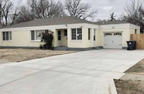Amarillo House | ⭐️Renovated 3BD 2BA w/Sunroom ⭐️ Near I-40