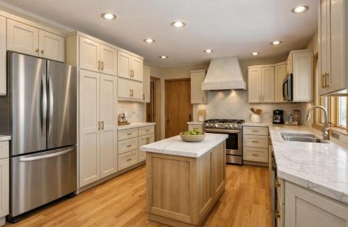 Prairie Village House | Renovated 3BR 20min to Arrowhead Stadium Sleeps 8