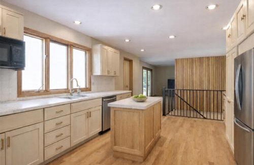 Prairie Village House | Renovated 3BR 20min to Arrowhead Stadium Sleeps 8
