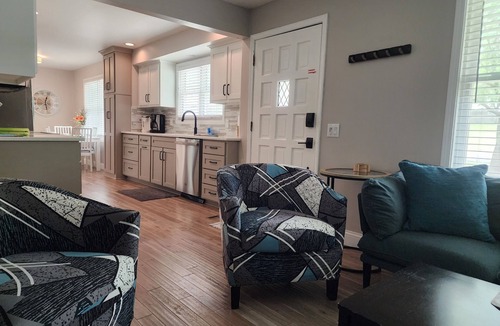 Merriam House | Renovated 3BR/2bath Ranch Near Hospital-Ideal for Families & Medical Stays