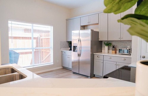 Lancaster House | Renovated 3BR Family Retreat w/Big Backyard & Parking