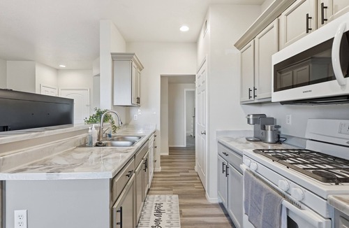 Rio Rancho Apartment | Renovated 3BR with Yard & Mountain Views