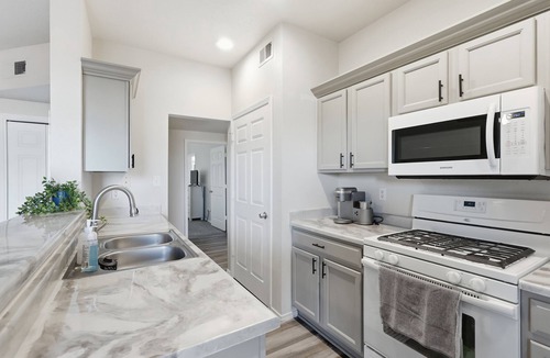 Rio Rancho Apartment | Renovated 3BR with Yard & Mountain Views