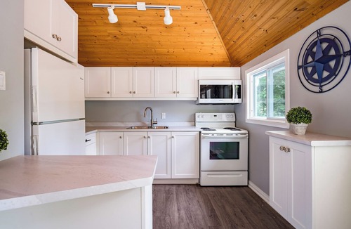 Sauble Beach Cottage | Renovated 4 Bedroom 2 minute walk to beach!
