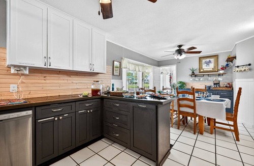 Kingston House | Renovated 4BR Lake Texoma Retreat w/Hot Tub