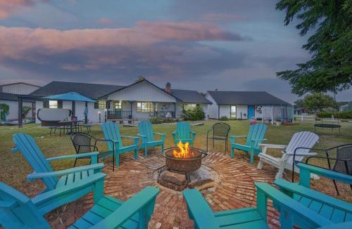 Kingston House | Renovated 4BR Lake Texoma Retreat with Hot Tub