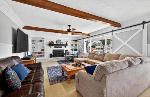 Kingston House | Renovated 4BR Lake Texoma Retreat with Hot Tub