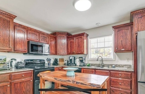 Mount Vernon House | Renovated 4BR+Lake Views & Access+Hot Tub+Fire Pit+Pool+Pet Friendly with Fee