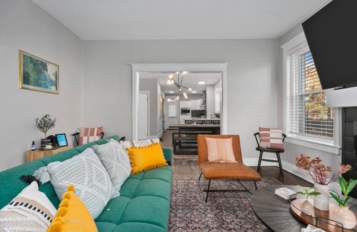 Broadway Gillham House | Renovated 5BR/4BA Home Near Country Club Plaza | Ideal for Families & Groups