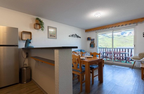 Germ Apartment | Renovated Apartment for 8 with Balcony, Parking & Ski Locker