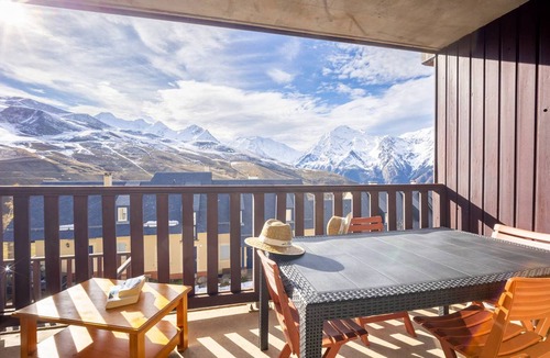 Germ Apartment | Renovated Apartment for 8 with Balcony, Parking & Ski Locker