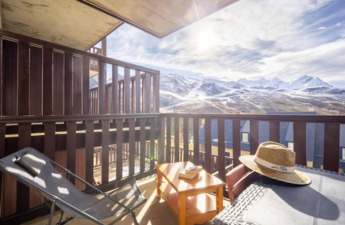 Germ Apartment | Renovated Apartment for 8 with Balcony, Parking & Ski Locker