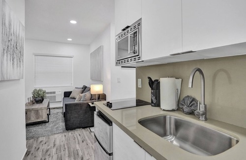 Hollywood Apartment | Renovated Apt -unit #3/Close to Beach w/Parking
