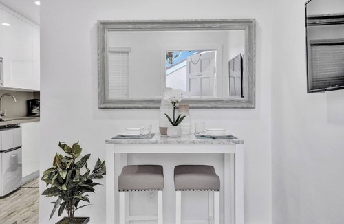 Hollywood Apartment | Renovated Apt -unit #3/Close to Beach w/Parking