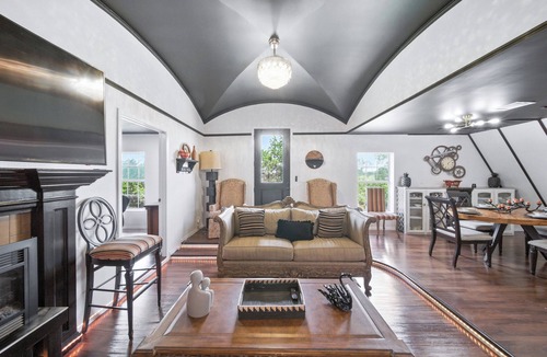 Brushy Creek House | Renovated barn with luxurious accommodations including a washer and dryer.
