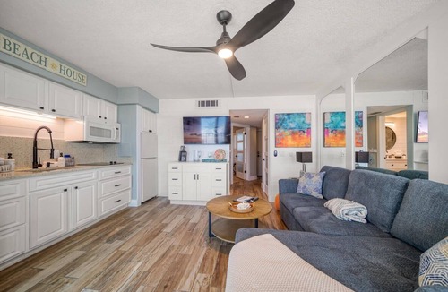 Belleair Beach Condo | Renovated Beachfront Condo W/Pool