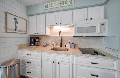 Belleair Beach Condo | Renovated Beachfront Condo W/Pool