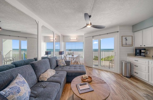 Belleair Beach Condo | Renovated Beachfront Condo W/Pool