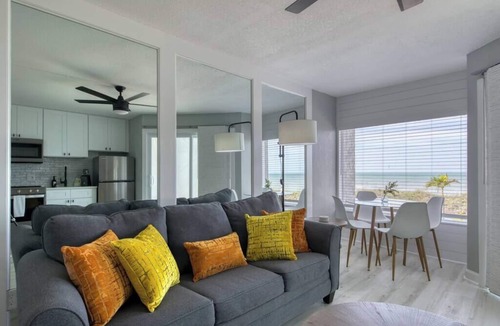 Belleair Beach Condo | Renovated Beachfront Condo W/Pool