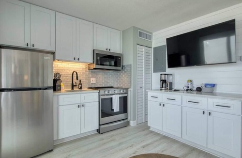 Belleair Beach Condo | Renovated Beachfront Condo W/Pool
