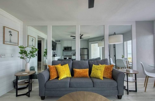 Belleair Beach Condo | Renovated Beachfront Condo W/Pool