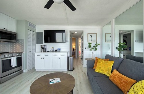 Belleair Beach Condo | Renovated Beachfront Condo W/Pool