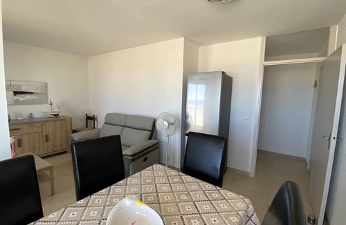 La Jetee Apartment | Renovated beachfront T3, loggia, private parking
