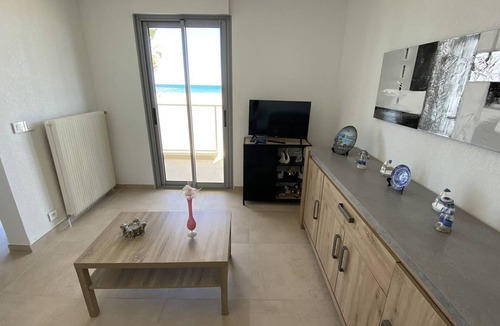La Jetee Apartment | Renovated beachfront T3, loggia, private parking