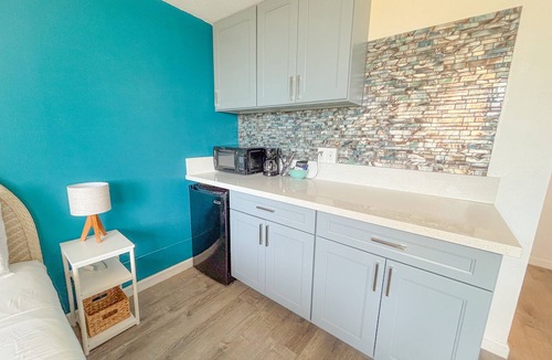 McCully - Moiliili Condo | Renovated Beachy Studio at Hawaiian Monarch | Pool