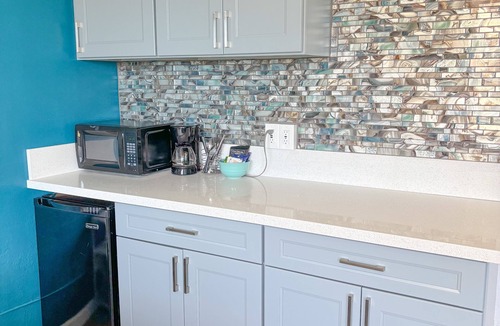 McCully - Moiliili Condo | Renovated Beachy Studio at Hawaiian Monarch | Pool