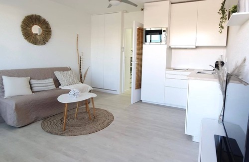 La Petite Motte Condo | Renovated Boho Studio ☀ Pool | Beach | Queen-size bed