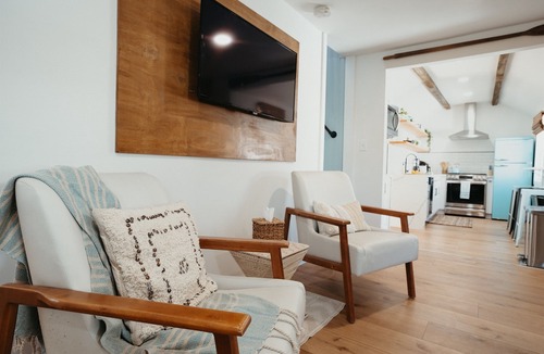 West Belmar House | Renovated Bright, Fun, Airy, Fire Pit Backyard, Bikes & Beach Badges