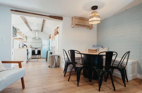 West Belmar House | Renovated Bright, Fun, Airy, Fire Pit Backyard, Bikes & Beach Badges